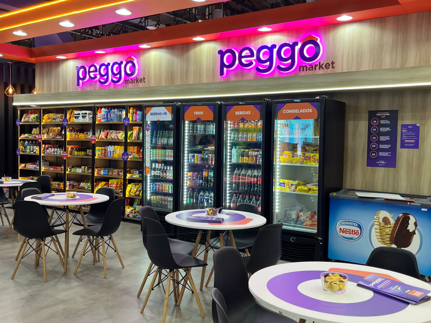 Peggô Market com mesas e geladeiras